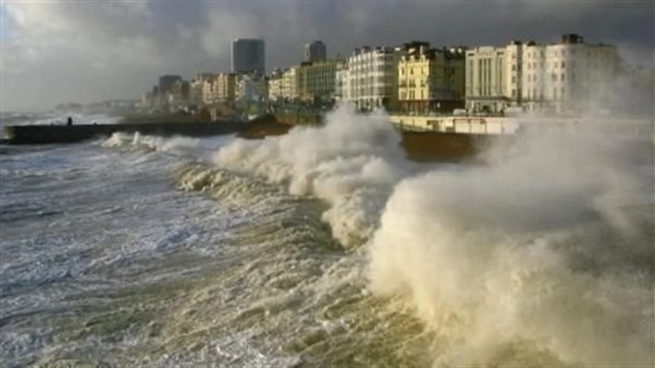 تحذير للمسافرين من ارتفاع أمواج البحر لثلاثة أمتار وتأثير ذلك على الملاحة البحرية